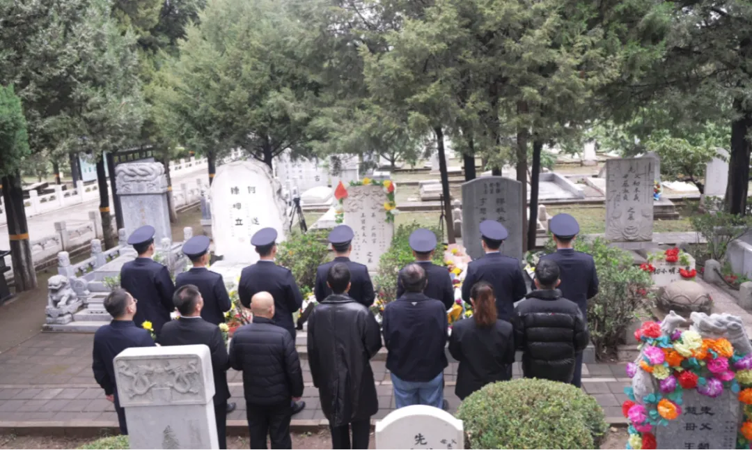 《沉默的荣耀》剧中吴石饰演者于和伟等赴吴石烈士与夫人墓缅怀纪念